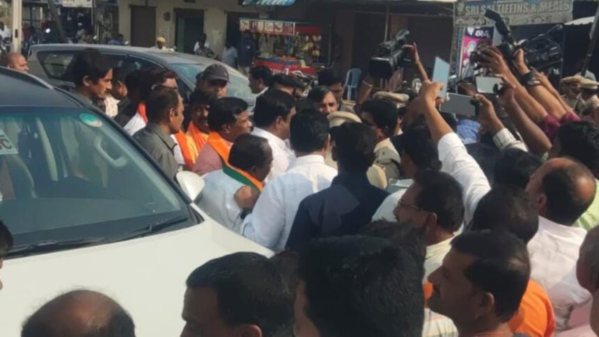 Banswada MLA Arrest | బాన్సువాడకు వెళ్తున్న ఎమ్మెల్యేల అరెస్ట్.. 1 Banswada MLA Arrest