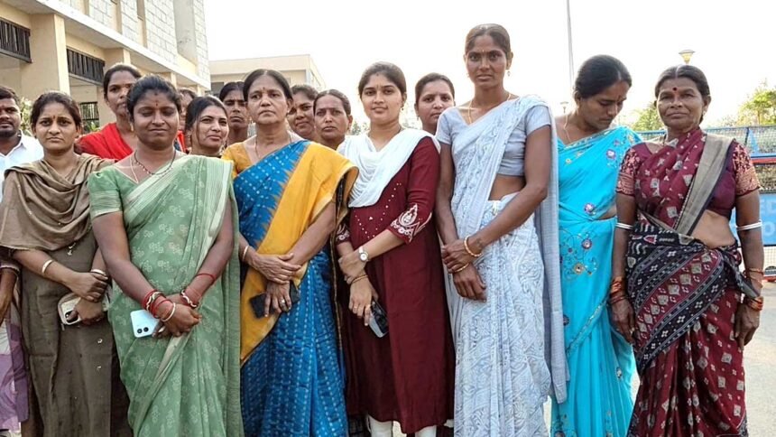 Sarpanch Upasarpanch Dispute | కుర్చీతో పేచీ.. ఉప సర్పంచ్పై సర్పంచ్ ఫిర్యాదు 1 Sarpanch Upasarpanch Dispute |