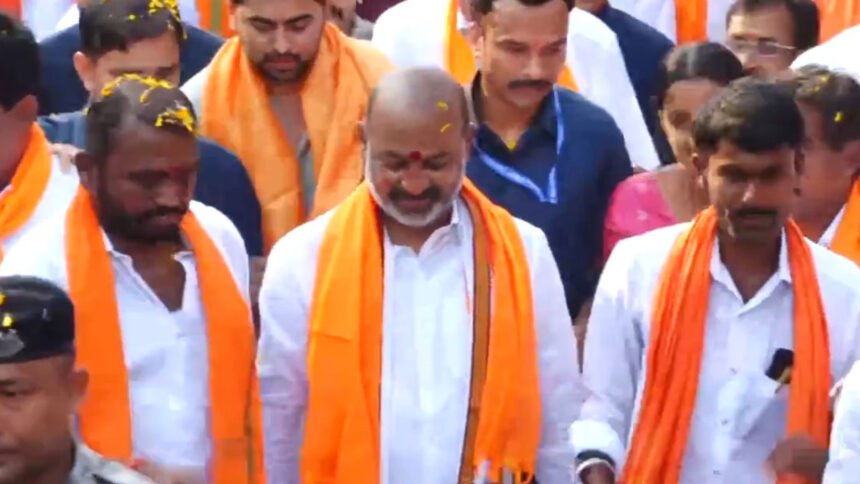 Bandi Sanjay Kondagattu Yatra | కొండగట్టు అభివృద్ధి బాధ్యత తీసుకుంటా : బండి సంజయ్ 1 Bandi Sanjay Kondagattu Yatra