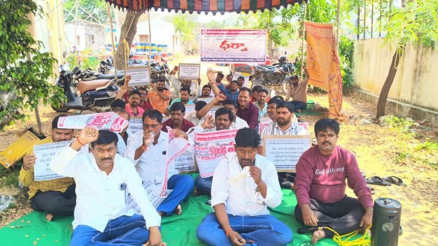 Electricity Artisan Strike | సమస్యలు పరిష్కరించకుంటే సమ్మెకు వెళ్తాం: విద్యుత్ ఆర్టిజన్ కార్మికుల అల్టిమేటం 1 Electricity Artisan Strike