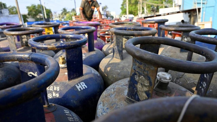 Gas Cylinder Shortage | కొనసాగుతున్న గ్యాస్ కష్టాలు 1 Gas Cylinder Shortage