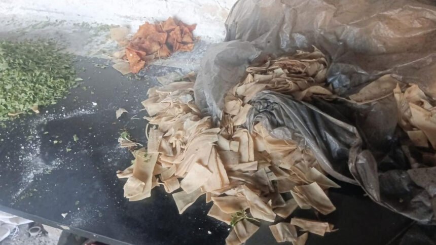 Hyderabad Samosa Raid | హైదరాబాద్లో సమోసాల తయారీ కేంద్రంపై దాడి.. రూ. 5 లక్షల విలువైన ఆహార పదార్థాల స్వాధీనం 1 Hyderabad Samosa Raid