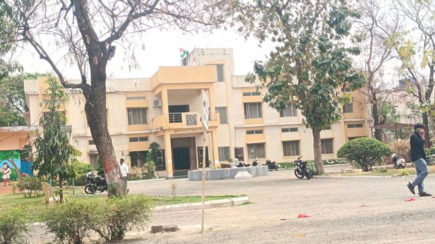 Kamareddy ACB raids | బోసిపోయిన కామారెడ్డి మున్సిపాలిటీ.. ఏసీబీ దాడుల తర్వాత తగ్గిన జనసంచారం 1 Kamareddy ACB raids