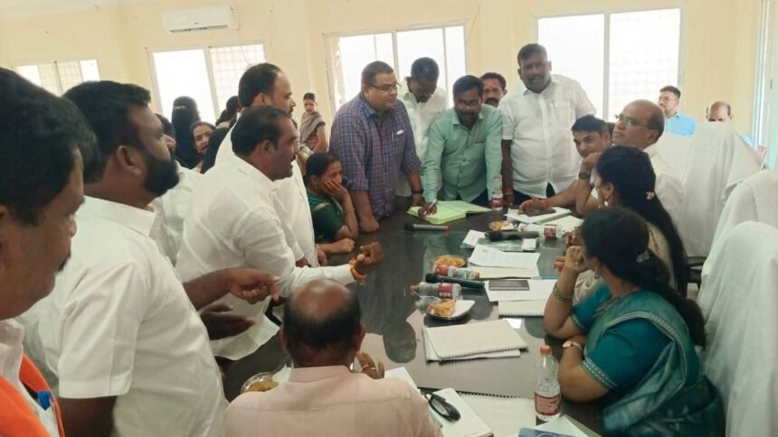 Kamareddy Municipal Controversy | బల్దియా కమిషనర్, టీపీవోలను సరెండర్ చేయాల్సిందే..: కౌన్సిలర్ల ఏకగ్రీవ తీర్మానం 1 Kamareddy Municipal Controversy