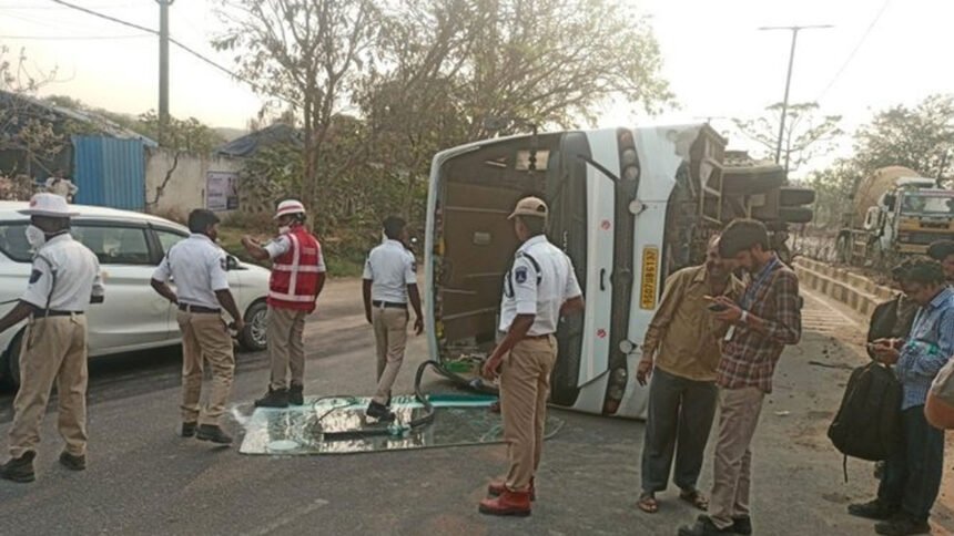 Miyapur Mini Bus Accident | మినీ బస్సు బోల్తా.. తప్పిన ప్రమాదం 1 Miyapur Mini Bus Accident