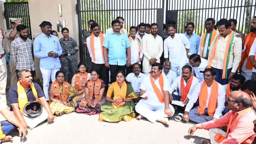 Nizamabad BJP Protest | ఇందూరుపై సీఎం రేవంత్రెడ్డి సవతితల్లి ప్రేమ: బీజేపీ జిల్లా అధ్యక్షుడు దినేష్ కులాచారి 1 Nizamabad BJP Protest