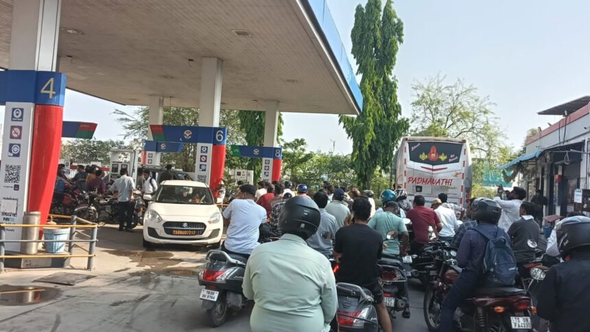Petrol Shortage Rumors | పెట్రోల్ కష్టాలు.. బారులు తీరిన వాహనదారులు.. అసలు కారణమిదే? 1 Petrol Shortage Rumors