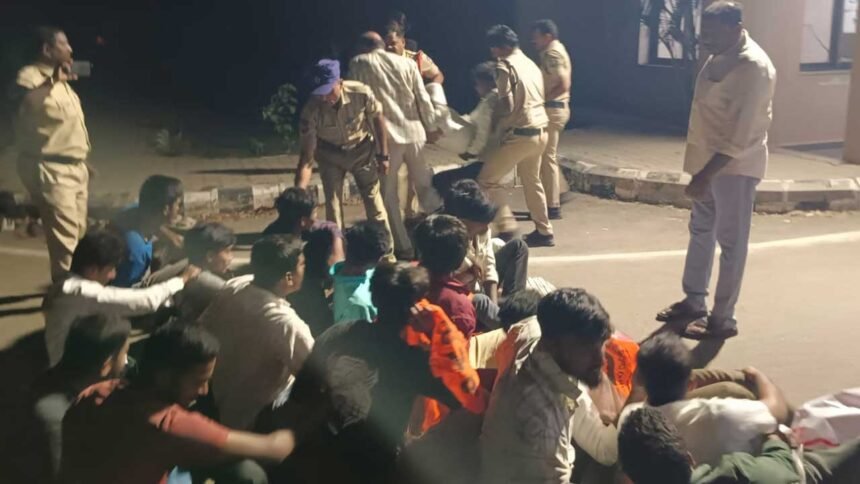 ABVP Leaders Arrest | కలెక్టరేట్లో బస చేసేందుకు ఏబీవీపీ నాయకుల యత్నం.. అరెస్ట్ చేసిన పోలీసులు 1 ABVP Leaders Arrest |