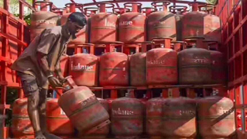 LPG Shortage Impact | చమురు మంట.. మొబైల్, ఇంటర్నెట్పై ఎఫెక్ట్ పడనుందా! 1 LPG Shortage Impact | చమురు మంట.. మొబైల్, ఇంటర్నెట్పై ఎఫెక్ట్ పడనుందా!
