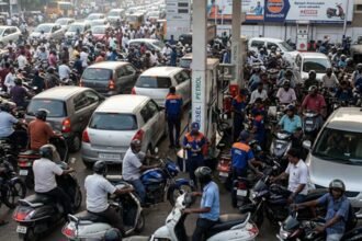 Fuel Shortage India | ఇంధన యుద్ధం.. దేశంలో పెట్రోల్​–డీజిల్​ కొరత.. బంకుల్లో వాహనదారుల బారులు!