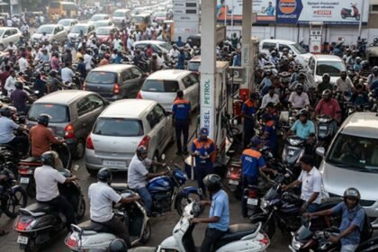 Fuel Shortage India | ఇంధన యుద్ధం.. దేశంలో పెట్రోల్​–డీజిల్​ కొరత.. బంకుల్లో వాహనదారుల బారులు!