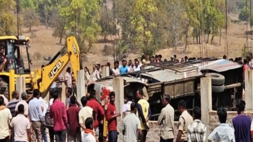 Jharkhand Bus Accident | ఘాట్ రోడ్డు దిగుతుండగా ఘోరం.. బస్సు బ్రేకులు ఫెయిల్.. ఐదుగురు దుర్మరణం 1 Jharkhand Bus Accident | ఘాట్ రోడ్డు దిగుతుండగా ఘోరం.. బస్సు బ్రేకులు ఫెయిల్.. ఐదుగురు దుర్మరణం