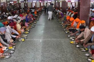 Floor Sitting Benefits | డైనింగ్ టేబుల్​పై మోజా.. నేలపై కూర్చొని తినడం నామోషీనా.. అయితే ఈ విషయం తెలుసుకోవాల్సిందే!