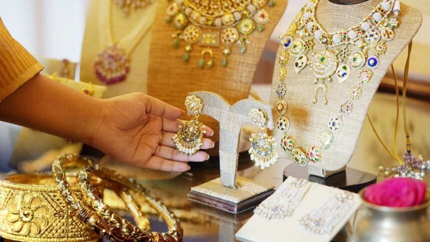 Gold Jewelry Buying | నగలు రెడీమేడ్​ తీసుకోవాలా..? చేయించాలా..? నిపుణులు ఏమంటున్నారంటే!