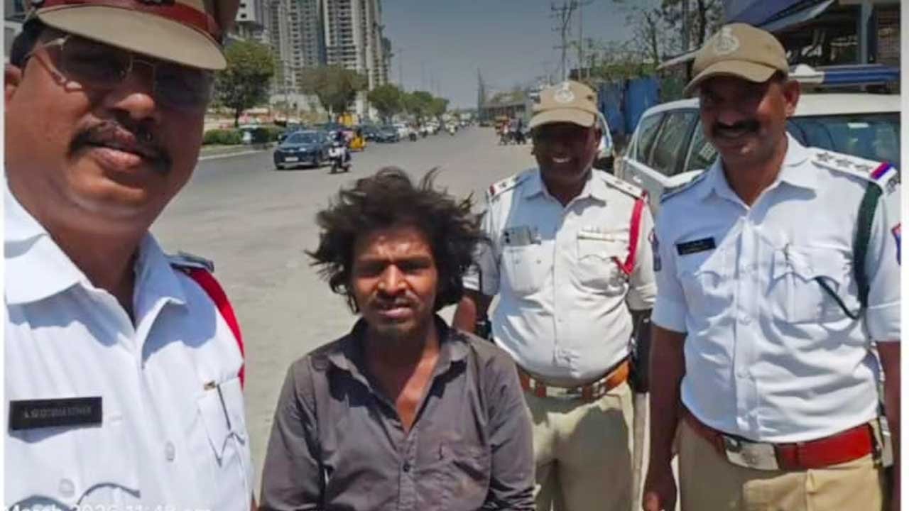 Cyberabad Traffic Kindness | మానవత్వం చాటిన సైబరాబాద్​ ట్రాఫిక్​ పోలీసులు
