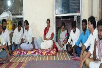 Kalvakuntla Kavitha Protest | వెలుగుమట్ల నిర్వాసితులకు కల్వకుంట్ల కవిత మద్దతు.. రోడ్డుపై బైఠాయించి నిరసన