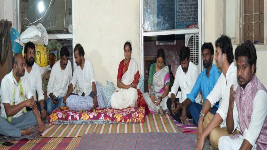 Kalvakuntla Kavitha Protest | వెలుగుమట్ల నిర్వాసితులకు కల్వకుంట్ల కవిత మద్దతు.. రోడ్డుపై బైఠాయించి నిరసన