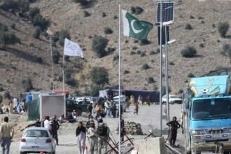 Pakistan Afghanistan Border Clash : 400 మందికి పైగా తాలిబాన్ సైనికులు మరణించారు.. 46 ప్రదేశాలు దెబ్బతిన్నాయి: పాక్ మంత్రిPakistan Afghanistan Border Clash : 400 మందికి పైగా తాలిబాన్ సైనికులు మరణించారు.. 46 ప్రదేశాలు దెబ్బతిన్నాయి: పాక్ మంత్రి