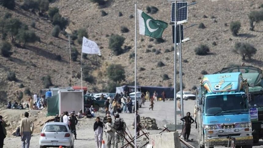 Pakistan Afghanistan Border Clash : 400 మందికి పైగా తాలిబాన్ సైనికులు మరణించారు.. 46 ప్రదేశాలు దెబ్బతిన్నాయి: పాక్ మంత్రి 1 Pakistan Afghanistan Border Clash : 400 మందికి పైగా తాలిబాన్ సైనికులు మరణించారు.. 46 ప్రదేశాలు దెబ్బతిన్నాయి: పాక్ మంత్రిPakistan Afghanistan Border Clash : 400 మందికి పైగా తాలిబాన్ సైనికులు మరణించారు.. 46 ప్రదేశాలు దెబ్బతిన్నాయి: పాక్ మంత్రి