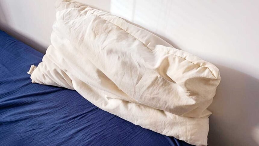 Old Pillow Effects | ఒకే దిండును ఏళ్ల తరబడి వాడుతున్నారా.. అయితే గ్యారెంటీగా ఇవి..!