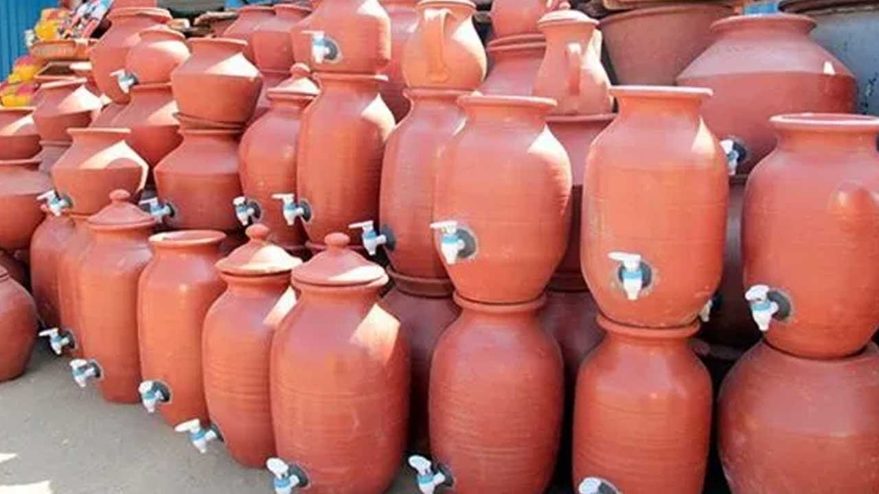 Clay Water Pot | వేసవిలో కొత్త కుండ కొంటున్నారా.. ఈ జాగ్రత్తలు తప్పనిసరి! 2 akshara pot 1