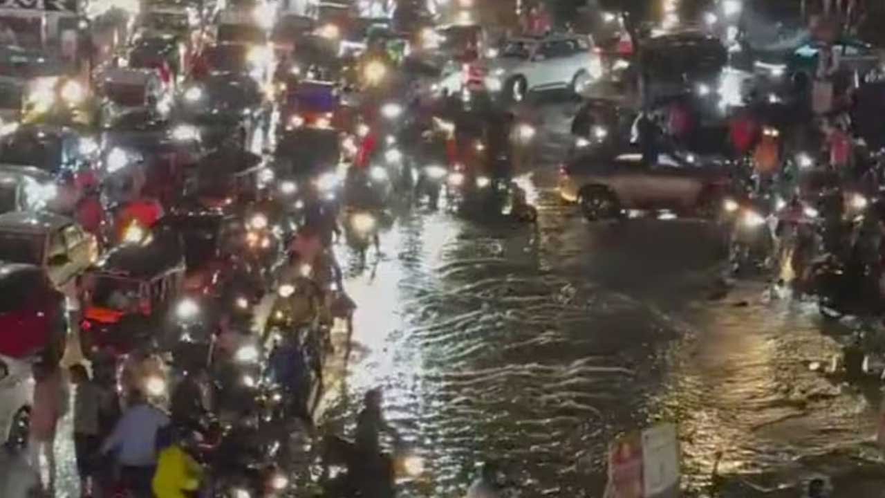 Hyderabad Rain Traffic | ఓ వైపు వర్షం.. మరోవైపు ట్రాఫిక్... హైదరాబాద్లో వాహనదారుల ఇక్కట్లు! 2 akshara rain 2 1