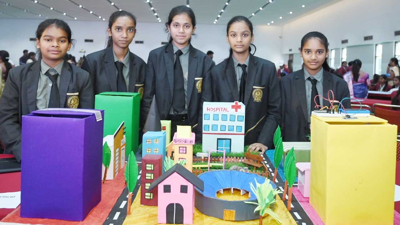 Robo Fest Nizamabad | కాకతీయ ఒలంపియాడ్ ‘రోబో ఫెస్ట్’.. ప్రదర్శనలతో అలరించిన చిన్నారులు 2 akshara robo 1