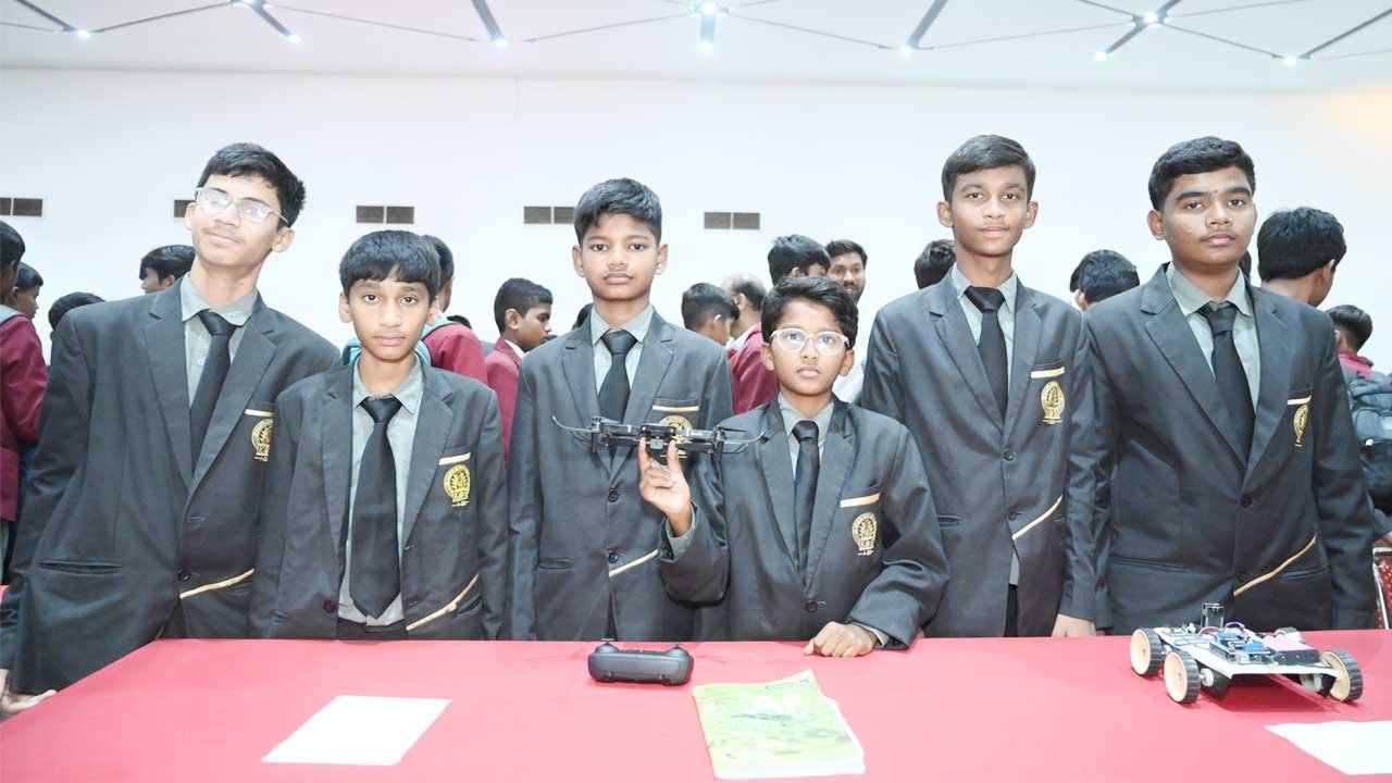 Robo Fest Nizamabad | కాకతీయ ఒలంపియాడ్ ‘రోబో ఫెస్ట్’.. ప్రదర్శనలతో అలరించిన చిన్నారులు 10 akshara robo 10