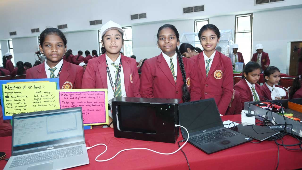 Robo Fest Nizamabad | కాకతీయ ఒలంపియాడ్ ‘రోబో ఫెస్ట్’.. ప్రదర్శనలతో అలరించిన చిన్నారులు 8 akshara robo 7