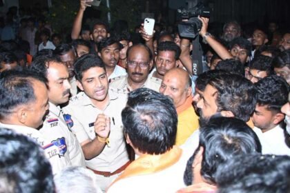 Nizamabad DJ Issue | డీజే అనుమతి లేదని శోభాయాత్ర అడ్డగింత.. స్వయంగా వాహనం నడిపిన ఎమ్మెల్యే ధన్ పాల్!