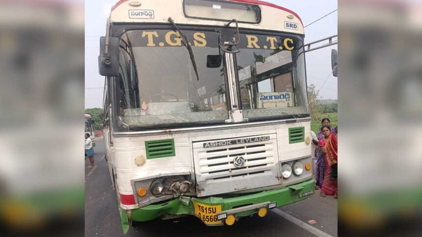 Medak Road Accident | మెదక్ జిల్లాలో ఘోర రోడ్డు ప్రమాదం.. ముగ్గురి మృతి 1 Medak Road Accident