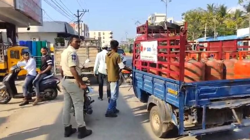 Gas Cylinder Black Market | అక్రమంగా తరలిస్తున్న గ్యాస్ సిలిండర్ల పట్టివేత 1 Gas Cylinder Black Market |