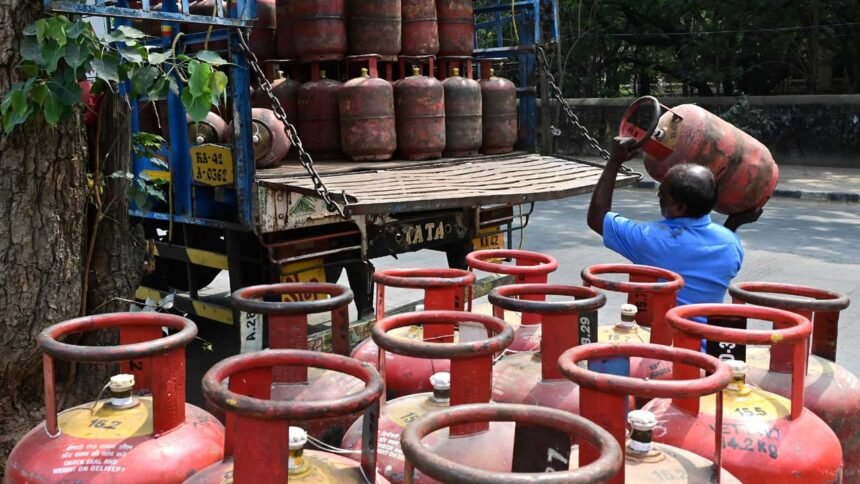 LPG cylinder supply | ఎల్పీజీపై కేంద్రం కీలక ప్రకటన.. రాష్ట్రాలకు అదనంగా సిలిండర్లు 1 LPG cylinder supply