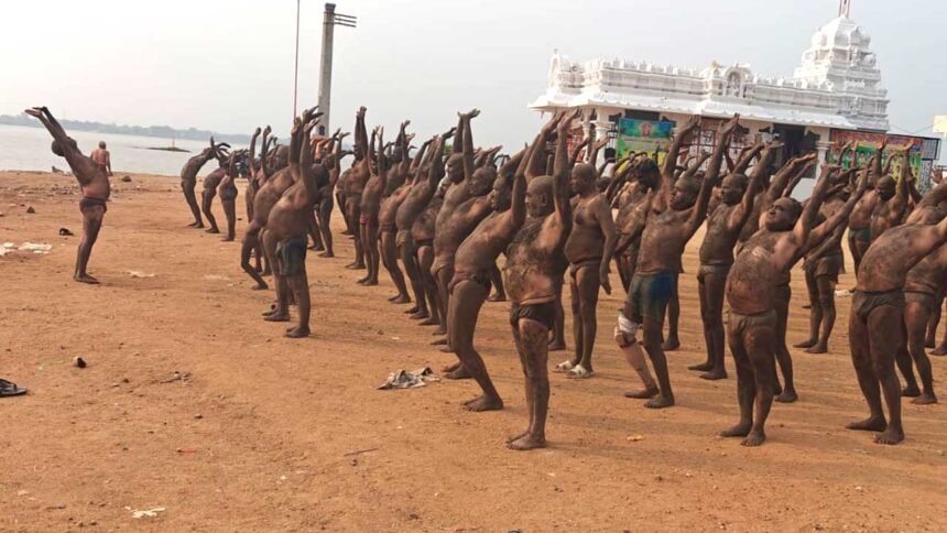 Mud Bath Therapy | కామారెడ్డిలో మట్టి స్నానం.. ఉత్సాహంగా ముందుకొస్తున్న ఔత్సాహికులు 1 Mud Bath Therapy |