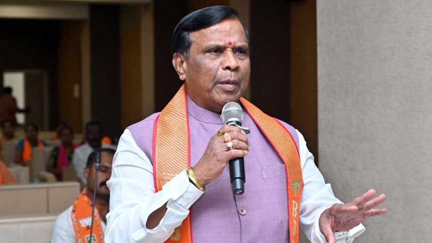 Nizamabad outsourcing salary scam | ఔట్ సోర్సింగ్ ఉద్యోగుల జీతభత్యాలు పెద్ద స్కాం..: ఎమ్మెల్యే ధన్​పాల్​