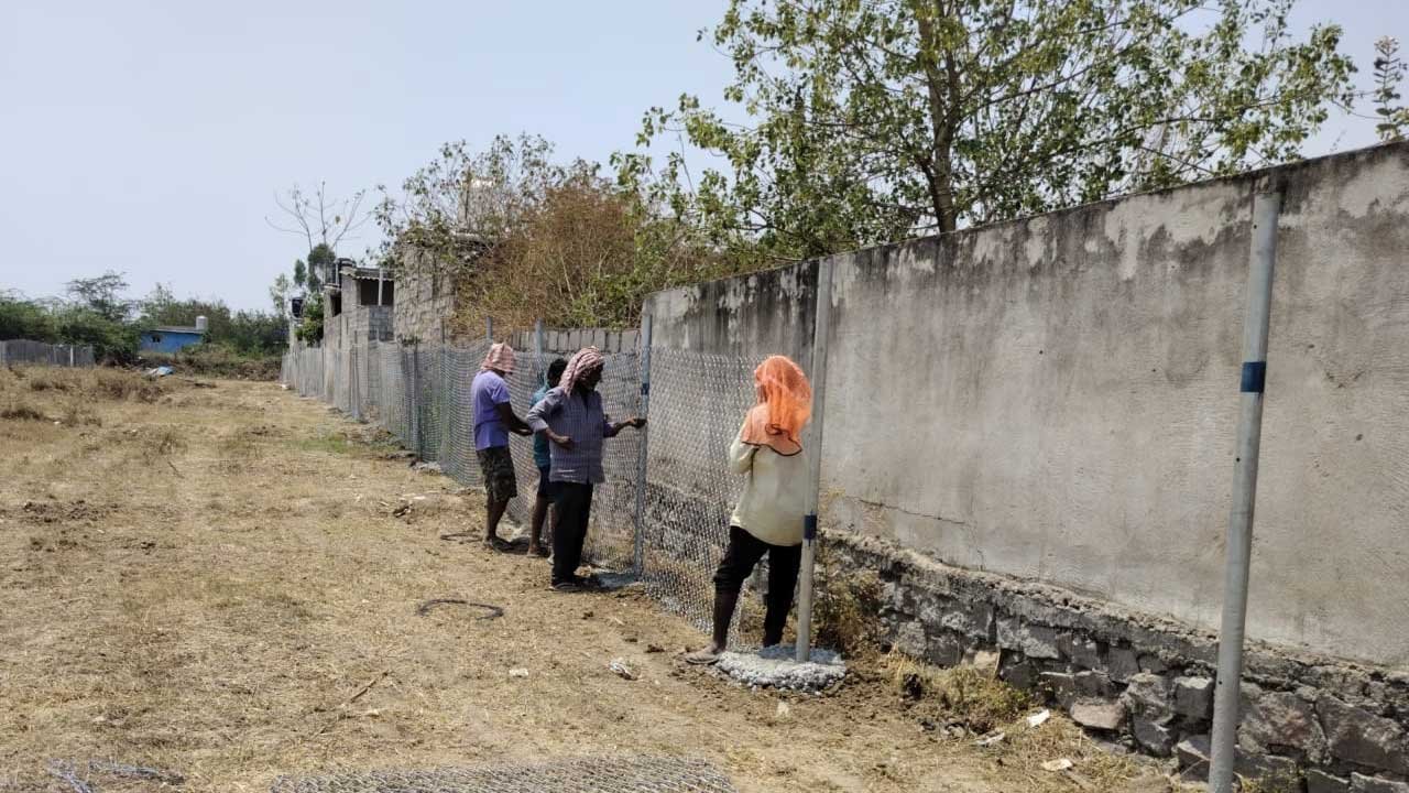 Ameenpur HYDRAA demolitions | అమీన్పూర్లో ముగిసిన హైడ్రా కూల్చివేతలు.. 861 ఎకరాల భూమికి ఫెన్సింగ్ 2 hydraa fencing