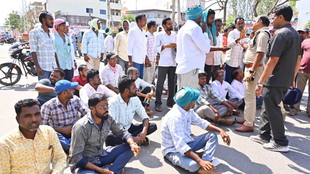 Turmeric price protest | వ్యవసాయ మార్కెట్ను ముట్టడించిన రైతులు.. 2 market